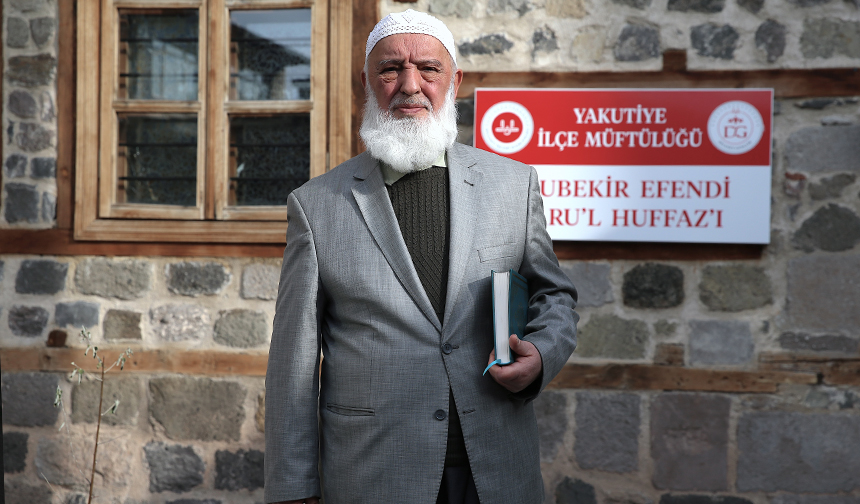 Yıllarca hafız yetiştiren 75 yaşındaki Osman hoca gençlerle yan yana ezber tazeliyor
