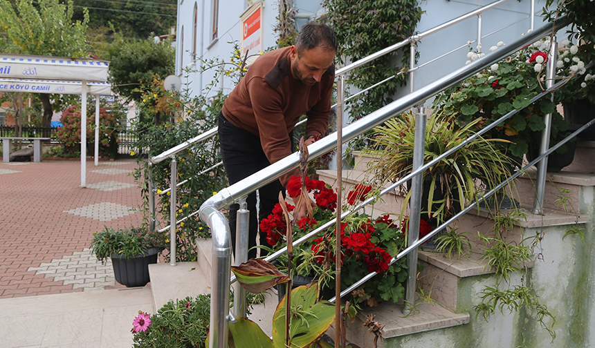 Cami Güllerle Donatıldı 22