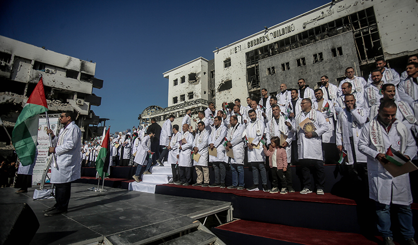 Gazze’de 170 doktor için mezuniyet töreni düzenlendi