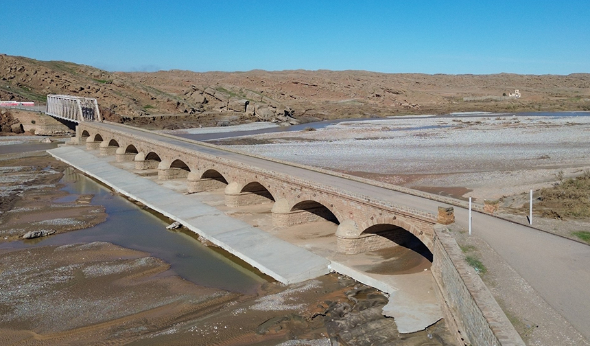 Kerkük’teki tarihi Osmanlı Köprüsü yıllara ve sellere rağmen dimdik ayakta duruyor