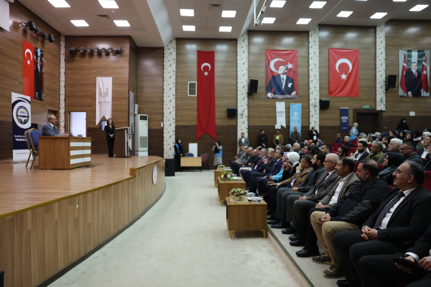 “Şehir İrfan Medeniyeti” Konulu Konferans Düzenlendi%0A1