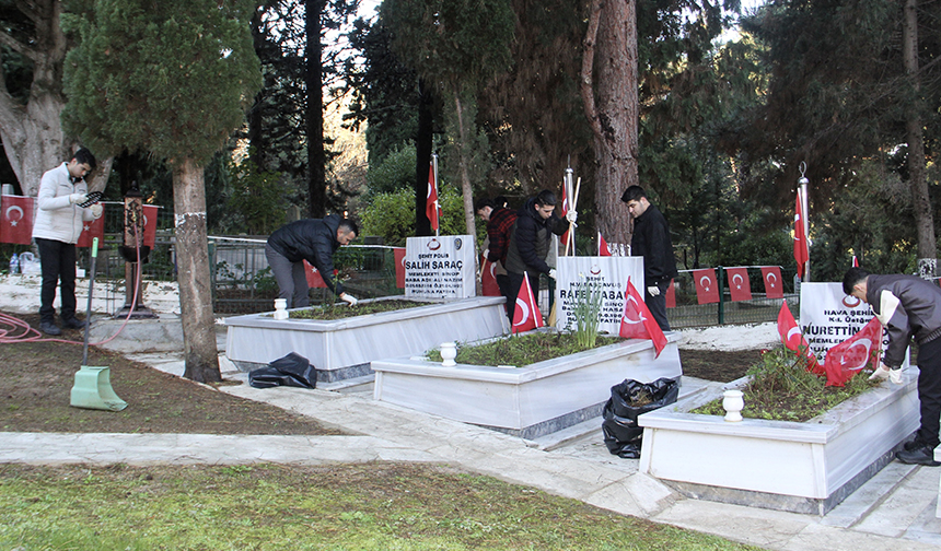 Şehit Mezarları Temizlendi 11