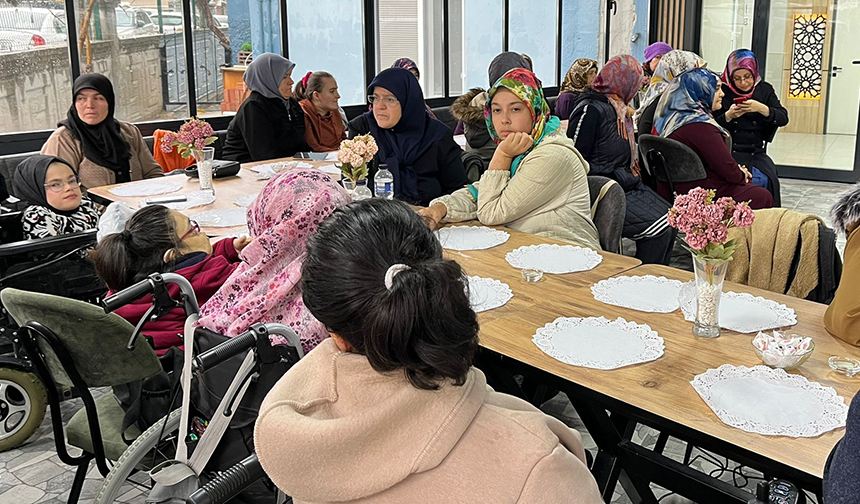 Simav’da “Dikensiz Güller” buluştu