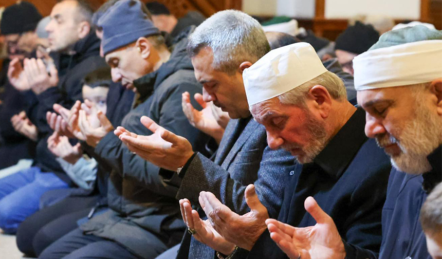 Rize’de yeni yılın ilk sabahında aileler camide buluştu