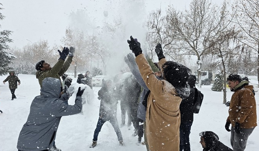Afrikalı öğrenciler kar sevinci yaşadı