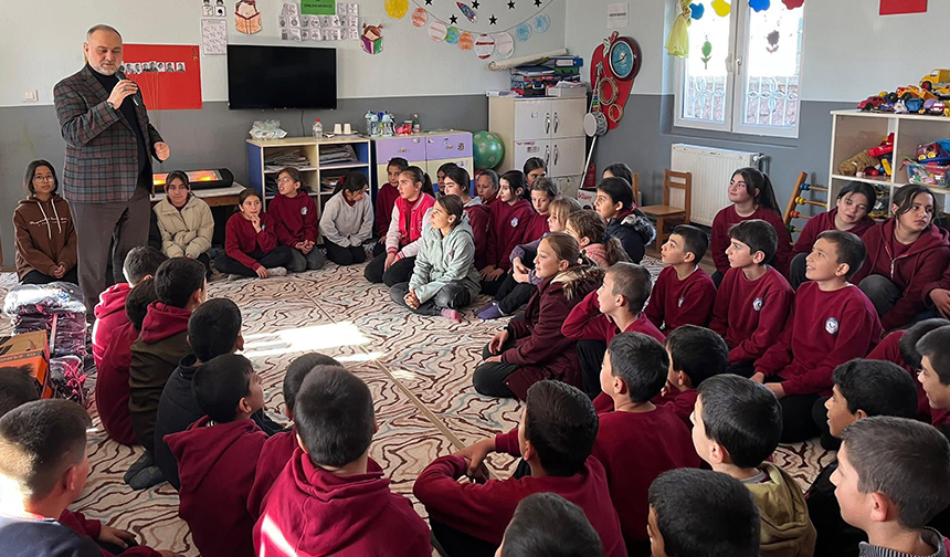 Adana’da öğrencilere Kur’an-ı Kerim hediye edildi