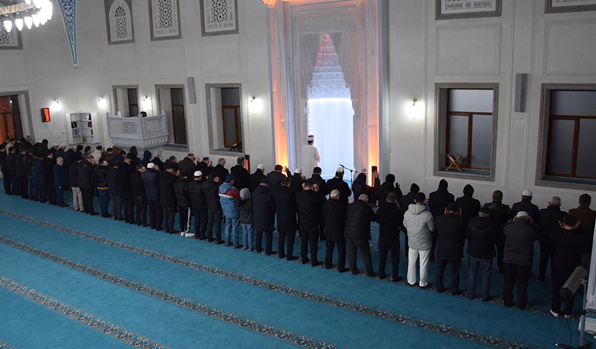 Dekan Akoğlu Müminin Kemalatı Namazla Tamamlanır 3