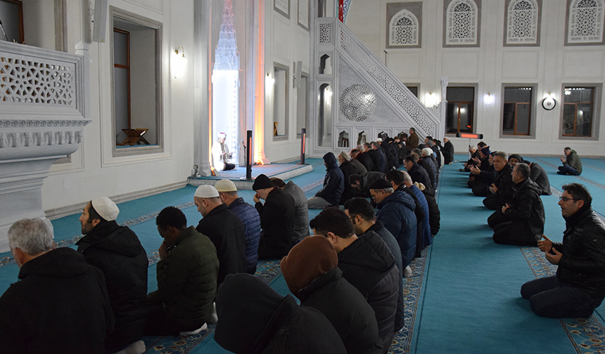 Dekan Akoğlu Müminin Kemalatı Namazla Tamamlanır 4