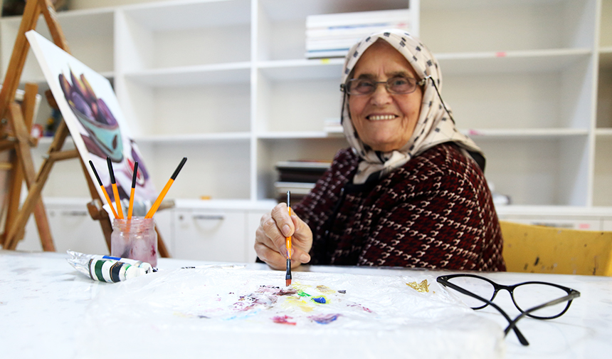 81 Yaşındaki Esme teyze eğitim sevgisiyle örnek oluyor