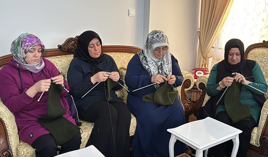 Mehmetçik için dualarla örüyorlar