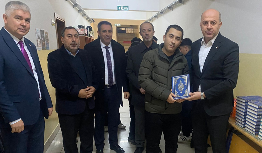 Espiye’de öğrencilere Kur’an-ı Kerim hediye edildi