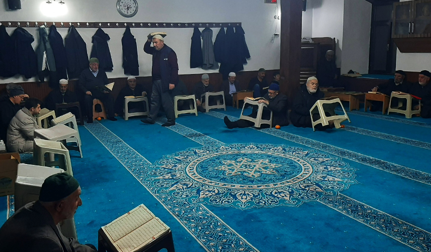 İhmal Camii’nde 1001 Hatim okumaları sürüyor