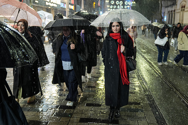 Kuvvetli yağmur ve şiddetli rüzgar İstanbul’da etkili oluyor