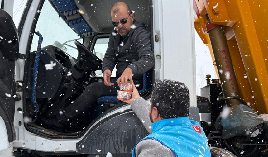 Din görevlilerinden yolda kalanlara sıcak ikram