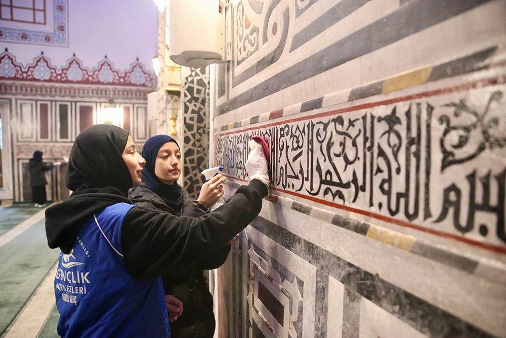 Kocaeli’de gönüllü gençler cami temizledi