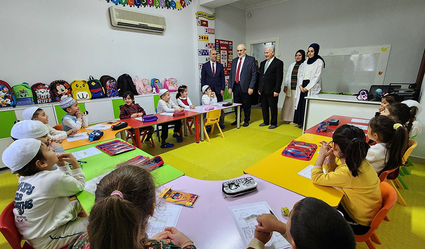 Şahin, Kumluca’da miniklerle bir araya geldi