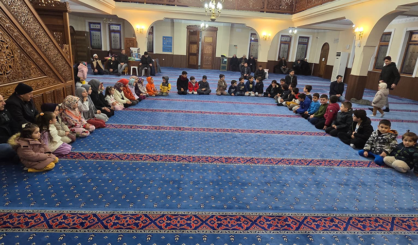 Kale’de camiye gelen çocuklar ödüllendirildi