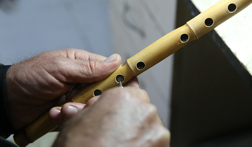 Bahçesinde yetiştirdiği kamıştan ney üretiyor