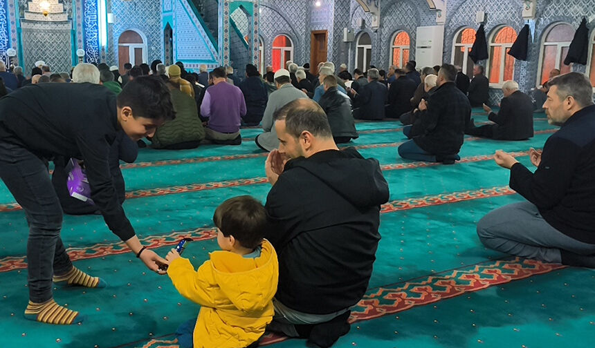 Arkadaşımla Camideyim 44