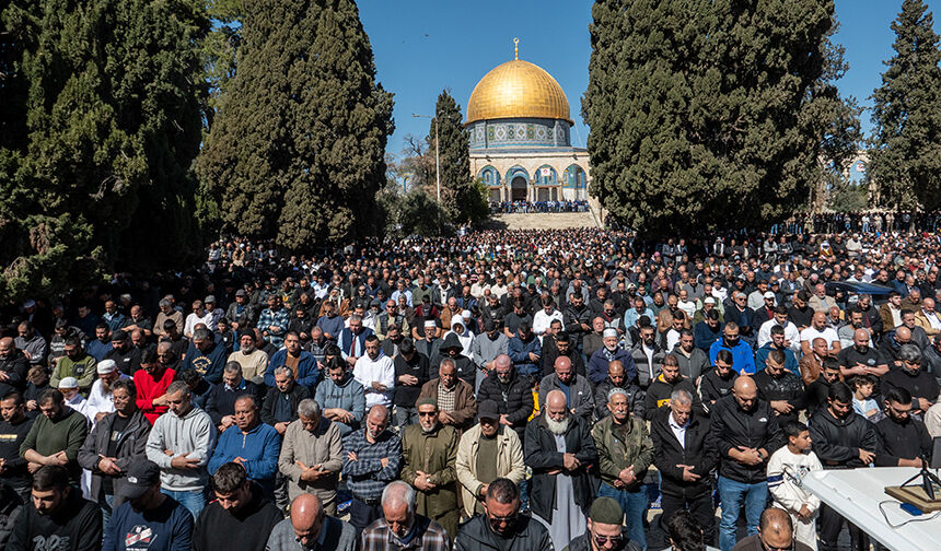 İşgale rağmen ramazan ayının ilk cuması Aksa'da kıldı