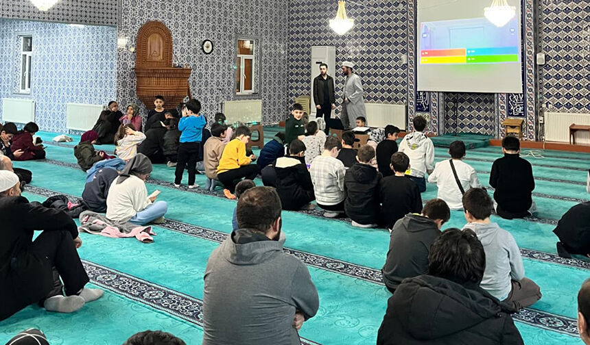 Şavsat Cami Çocuk 11