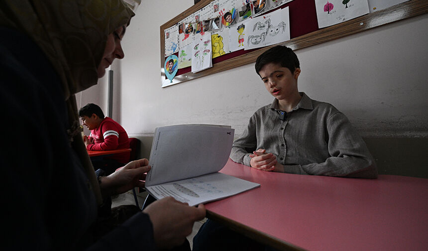 Otizmli Genç Kuran Öğrendi 33