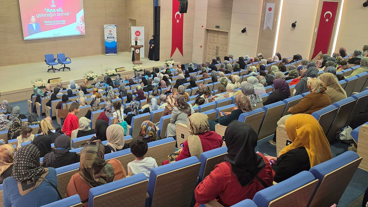 "Dijital Dünyada Çocuk ve Aile" konferansları sürüyor