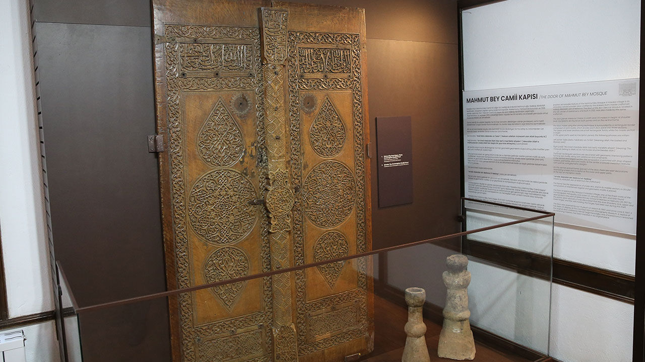 UNESCO Dünya Mirası Listesi'ndeki 660 yıllık caminin kapısı müzede sergileniyor