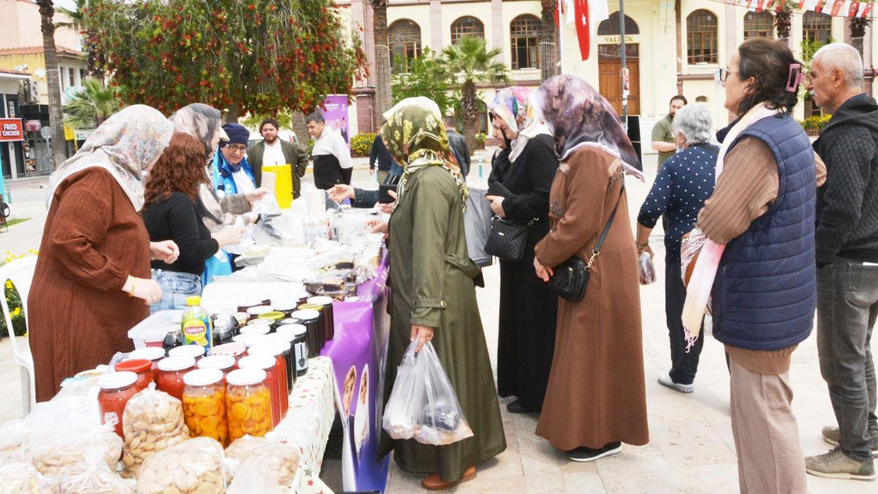 Manisa'da evlenecek çiftlere destek için hayır çarşısı açıldı