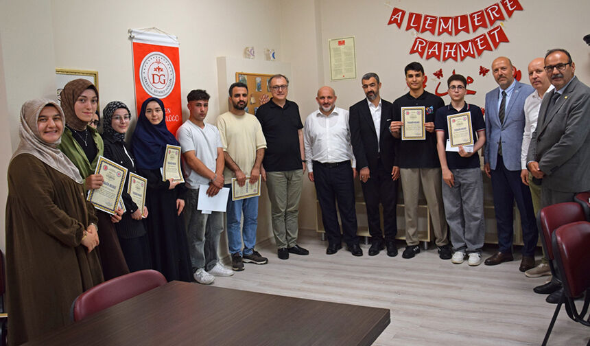 Giresun’da Umre Ödüllü Bilgi Yarışması Ödülleri Verildi 11