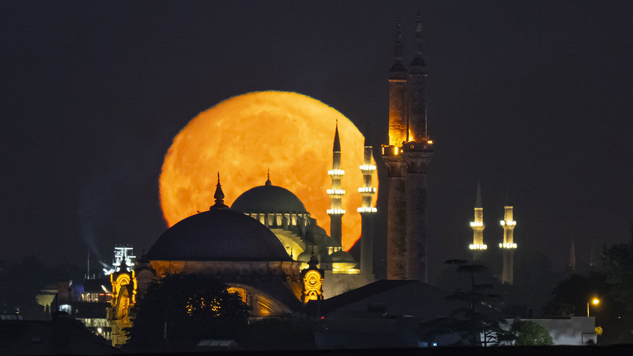 Büyük Mecidiye Camii ve dolunay