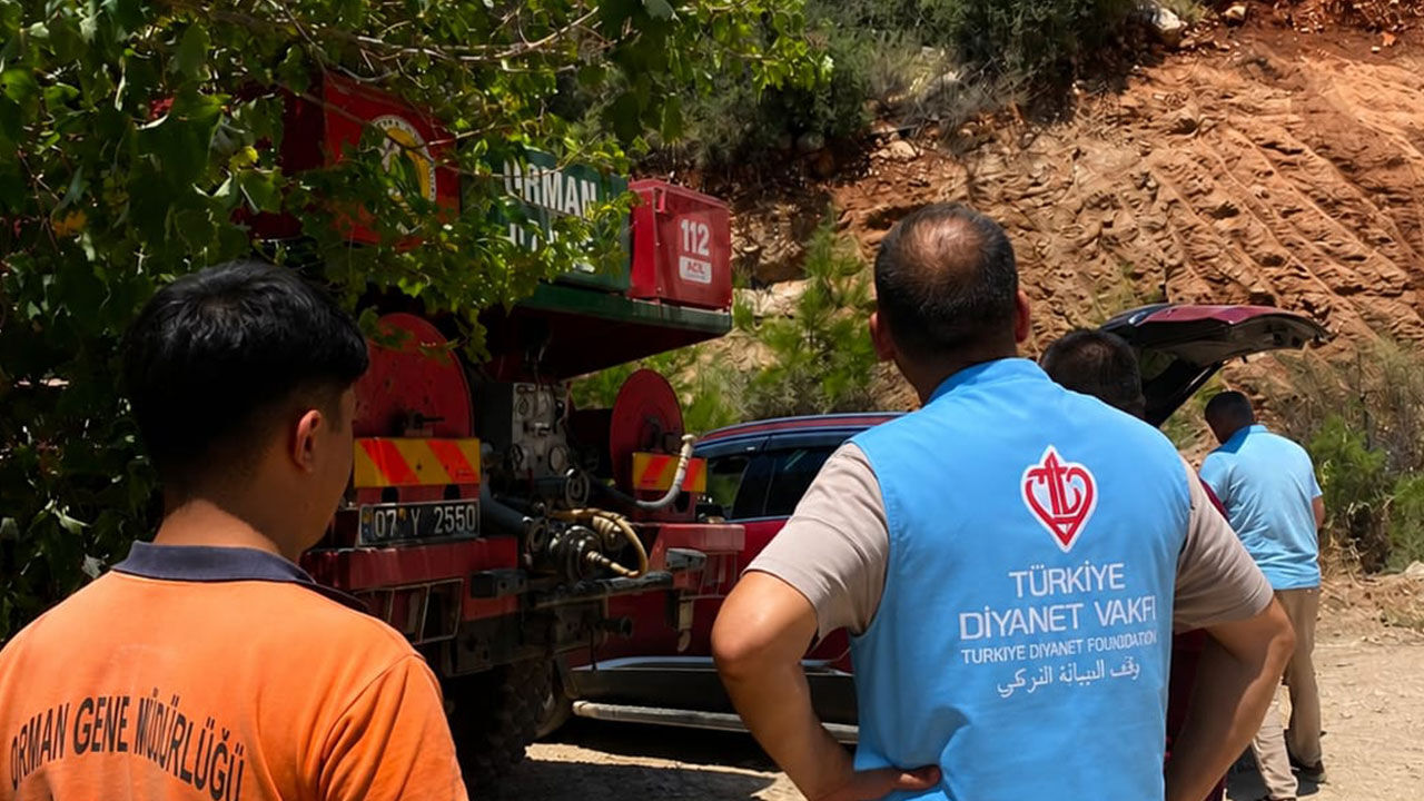 Kaş'ta din görevlileri orman yangınlarıyla mücadeleye destek oluyor