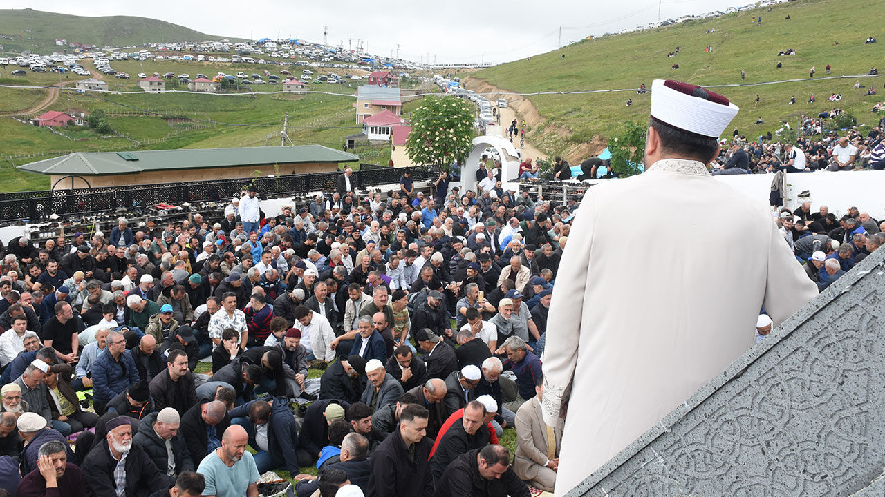 1800 rakımda cuma kıldılar