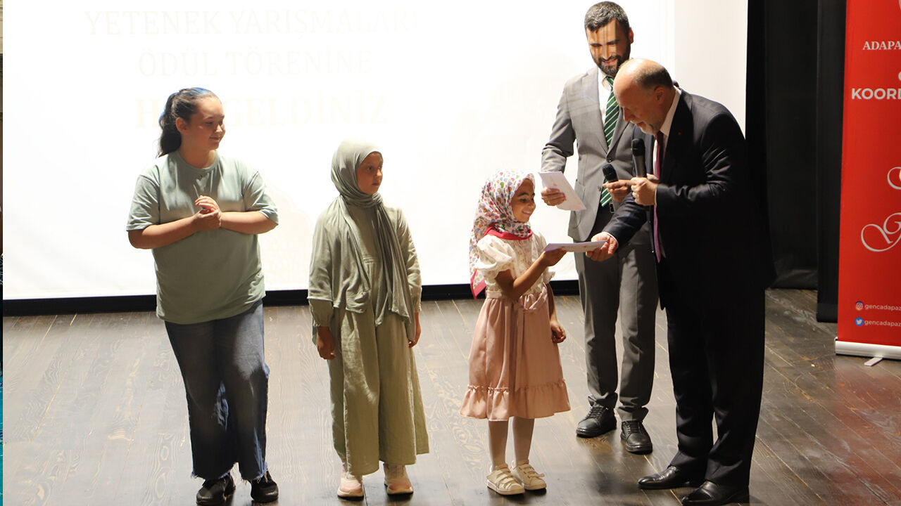 Adapazarı’nda Yaz Kur’an Kursu Öğrencileri Yeteneklerini Sergiledi