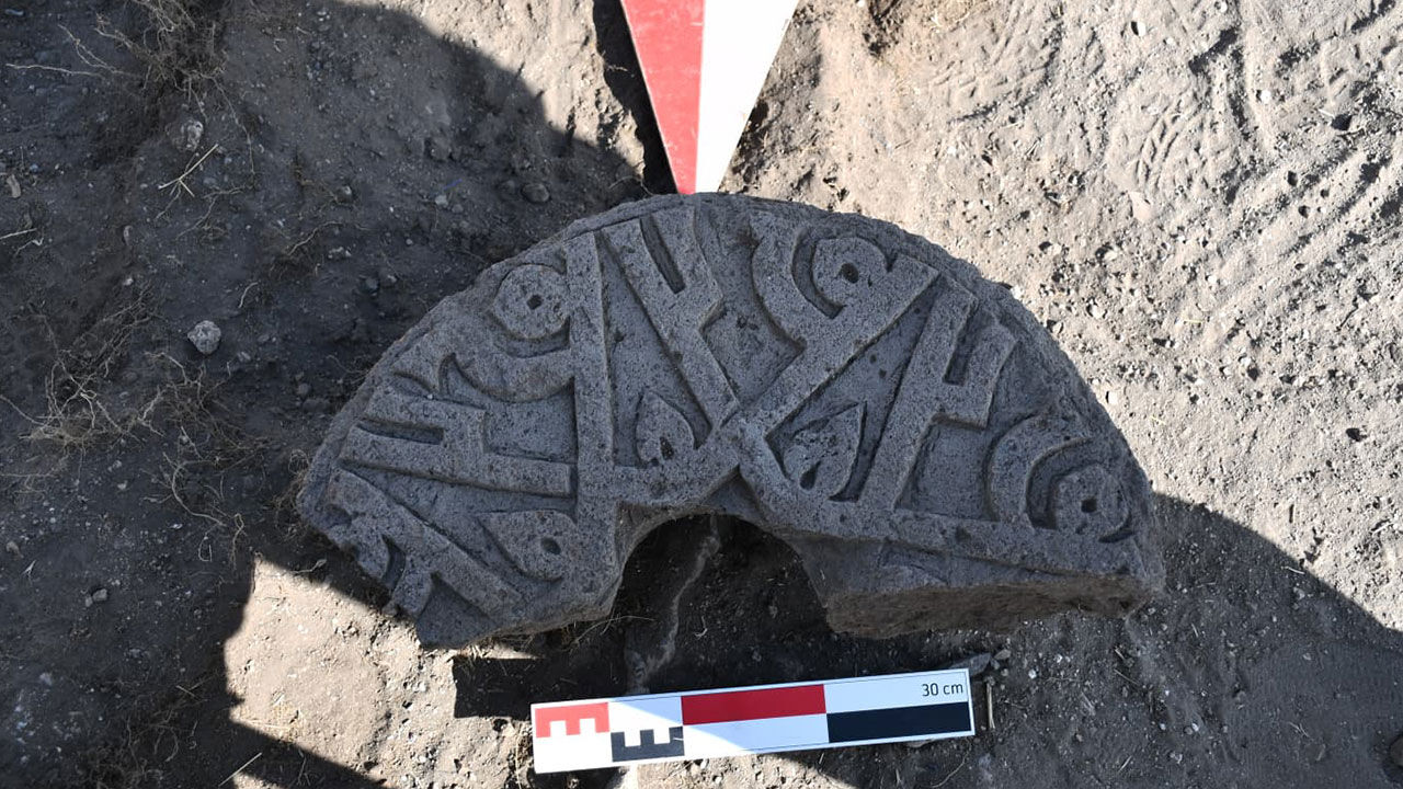 Ani Ören Yeri'nde "Hz. Muhammed" isminin yer aldığı Selçuklu taşı bulundu