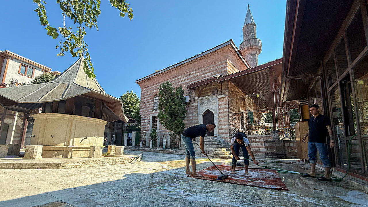 Bağımlılar Cami Temziliyor 1