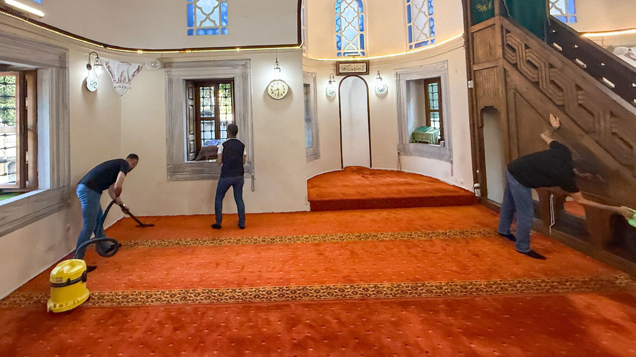 Bağımlılar Cami Temziliyor 3