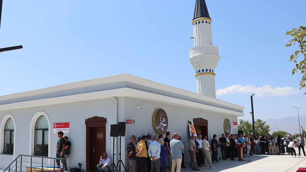 Erzincan'da hayırseverin yaptırdığı cami açıldı
