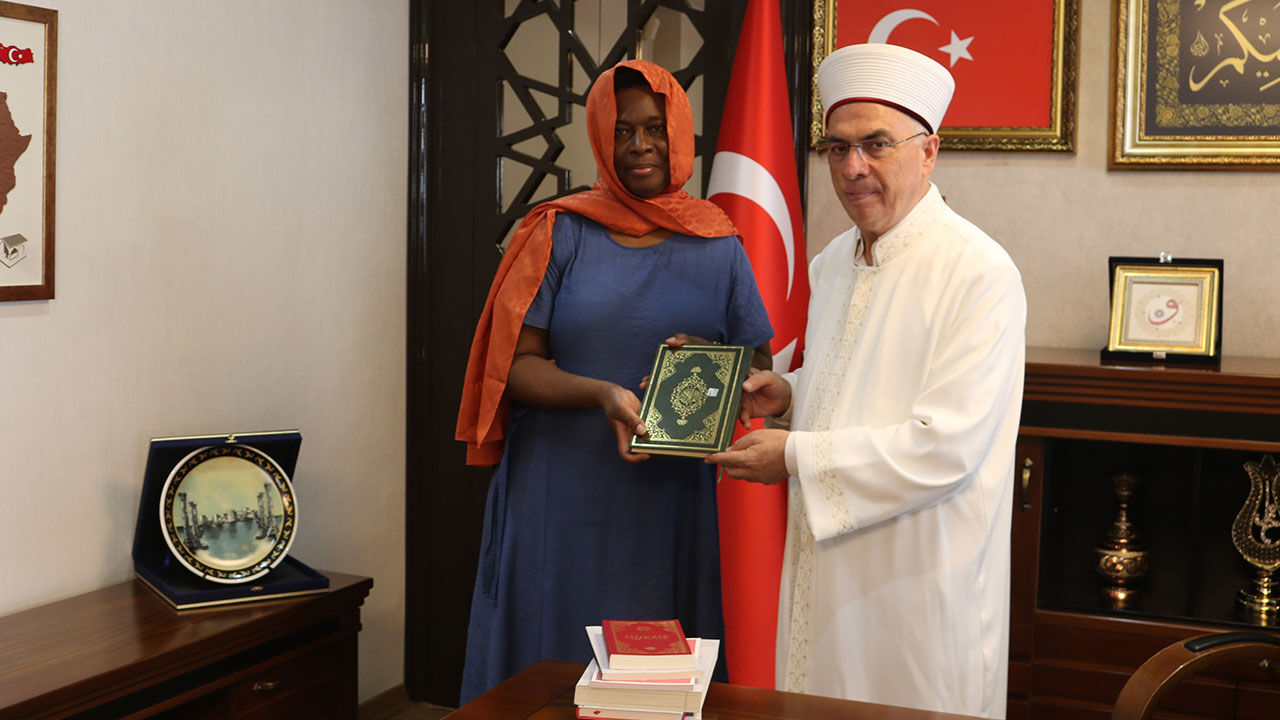 Türk aileden etkilendi, Müslüman oldu