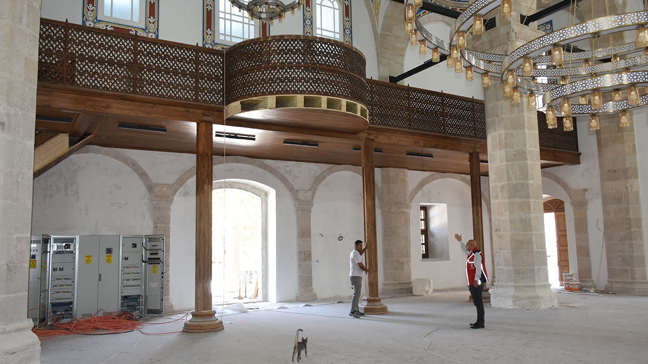 Tarihi Hacı Yusuf Taş Camii'nde süsleme ve kalem işleri devam ediyor