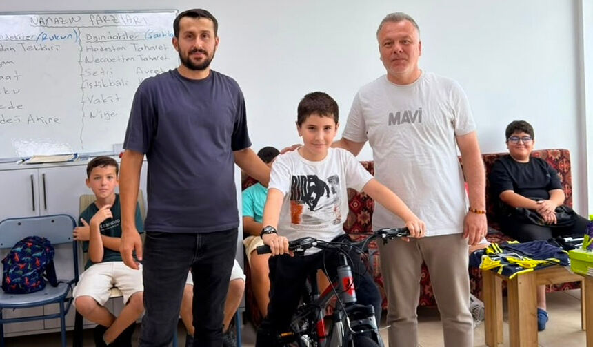 Yaz Kur’an Kursu Öğrencilerinin Ödül Sevinci 4
