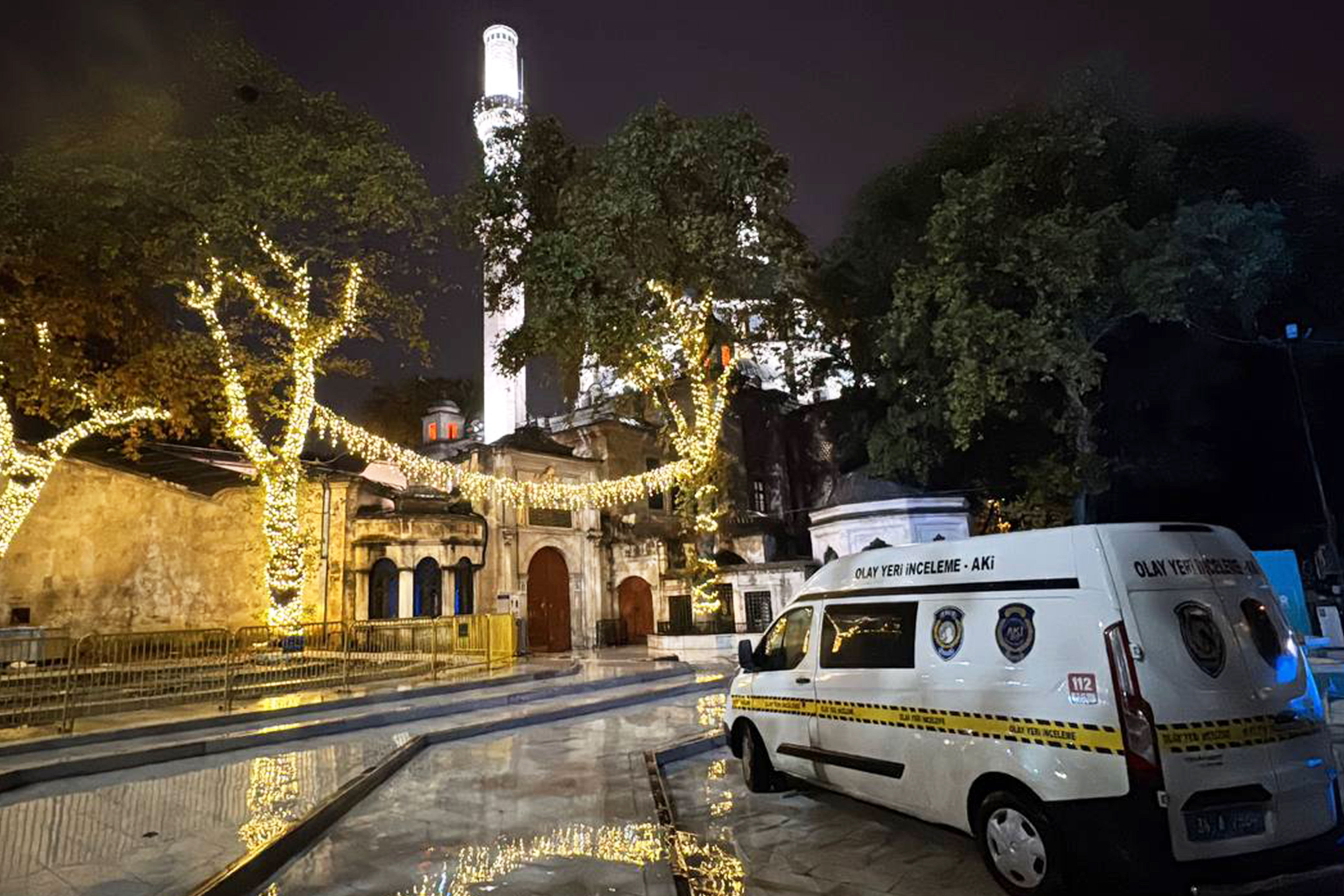 Eyüpsultan Camii'nde silahla ateş açılmasına ilişkin 2 kişi gözaltına alındı