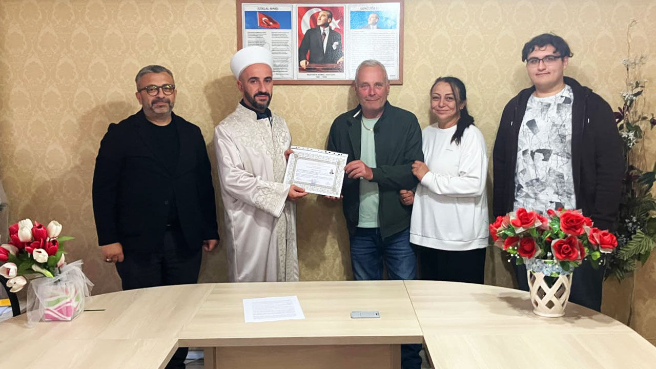 İngiliz Vatandaşı Karesi'de Müslüman oldu