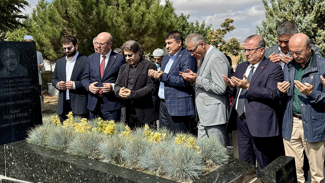 "Bozkırın Tezenesi" Neşet Ertaş, Kırşehir'de mezarı başında anıldı