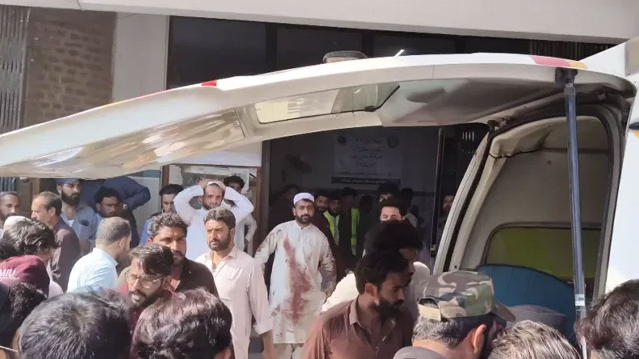 Pakistan'da cami yakınında bombalı saldırı