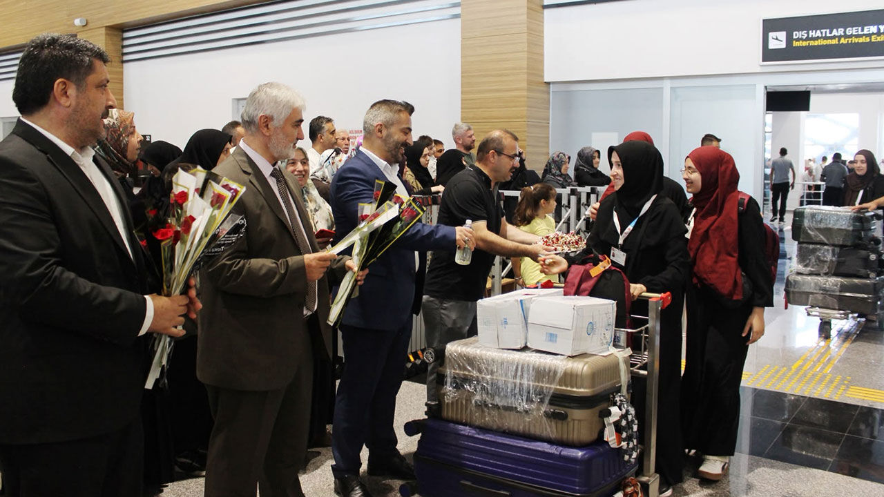 Tokat'ta umreden dönen hafızlar güllerle karşılandı