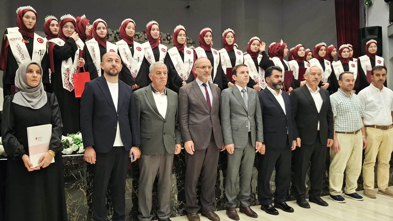 Vakfıkebir'de 36 hafız taç giydi