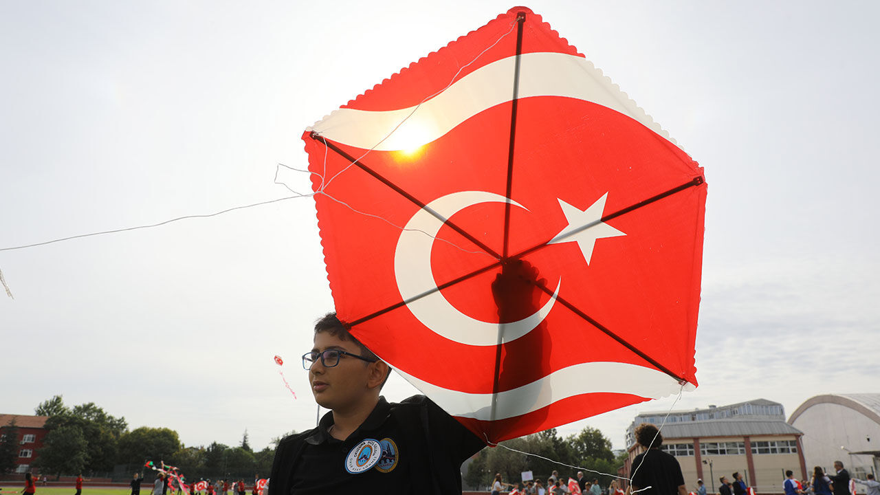 Çocuklar Gazze için uçurtma uçurdu