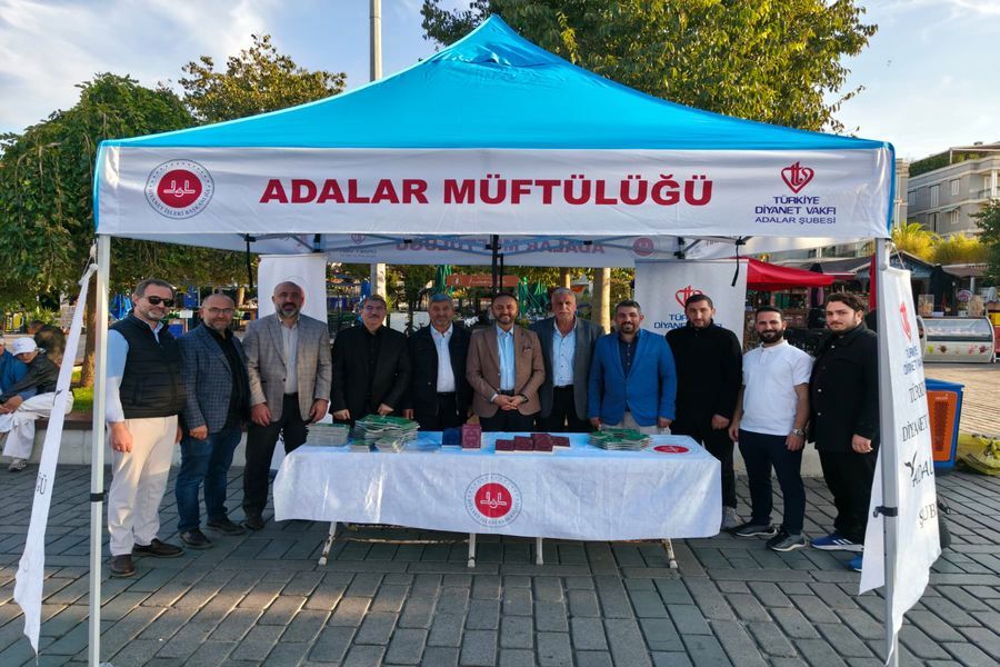 Adalar'da Müftülükten hediye kitap standı