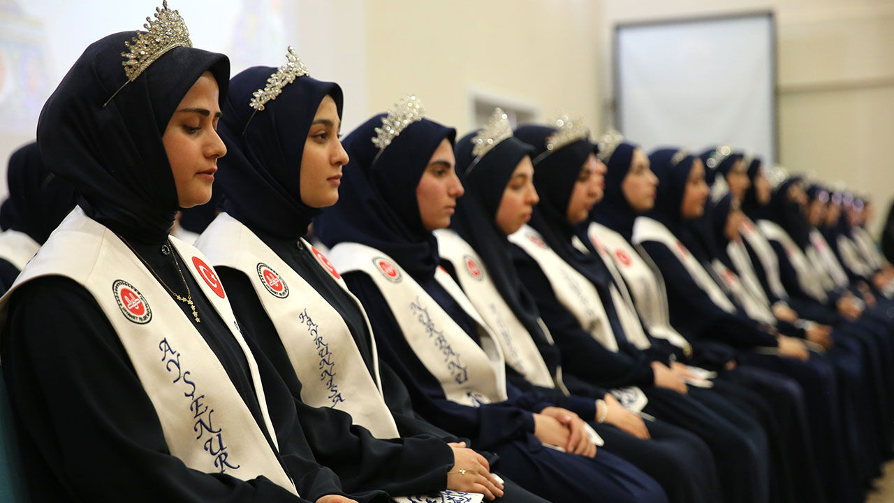 Bitlis'te hafızlığını tamamlayan 86 hafiz icazet belgesi aldı